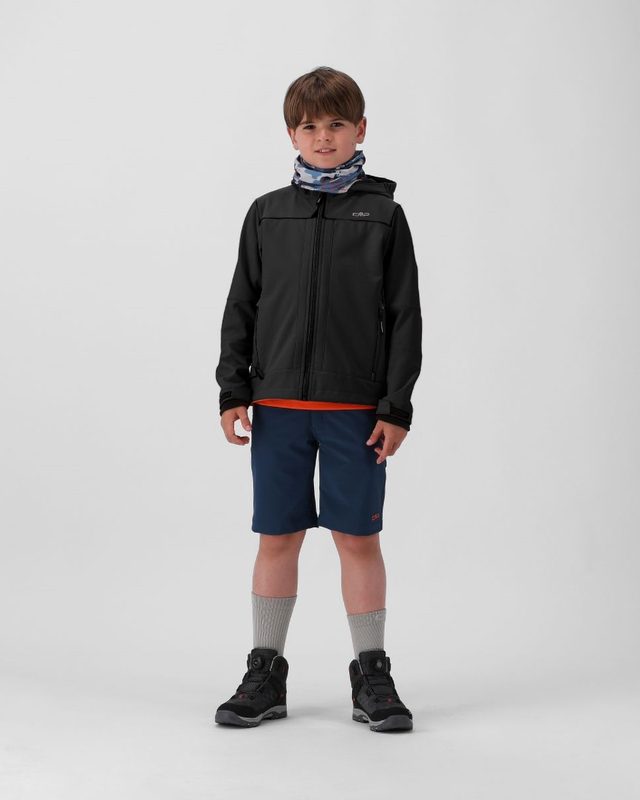 Chłopiec w czarnej kurtce softshell CMP 3A00094 z kominem