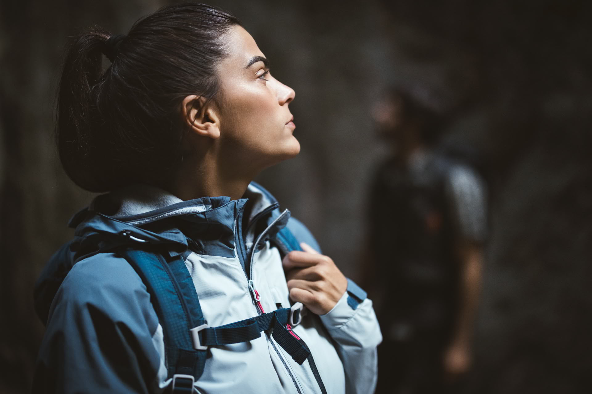 Wiosenny spacer w zmiennej pogodzie – jak dobrać softshell lub kurtkę przeciwdeszczową CMP